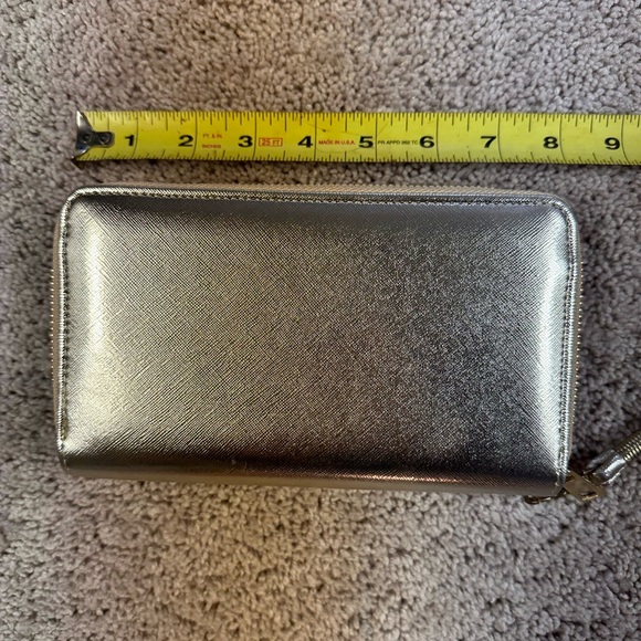 Like new metallic gold clutch wristlet wallet - Picture 4 of 7